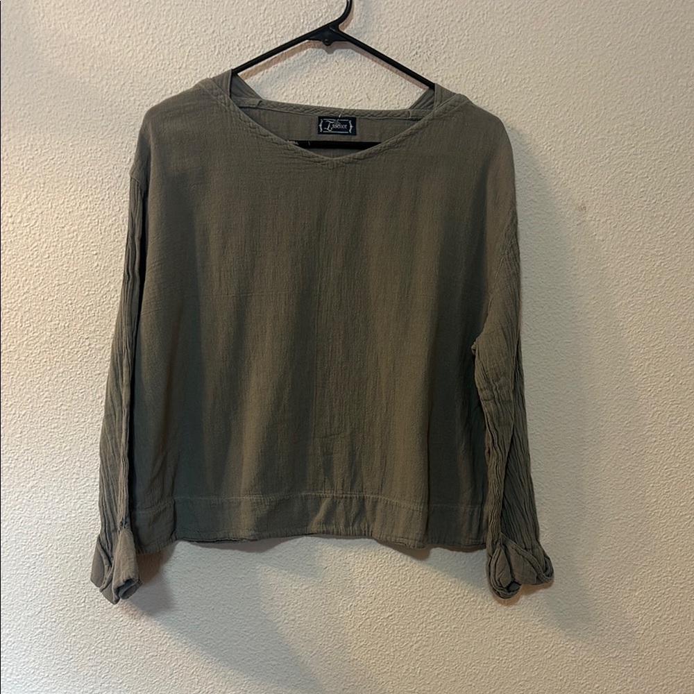 Essence cuffed sleeve basic top